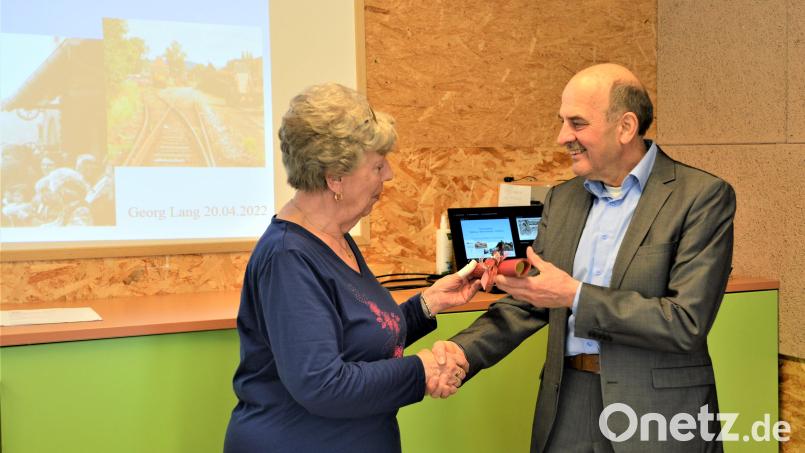 Die Vorsitzende des Seniorenkreises Ü 50, Juane Demleitner, bedankte sich beim Referenten Georg Lang für einen interessanten Vortrag über die Lokalbahngeschichte von Oberviechtach und Schönsee. Bild: Michael Welnhofer/exb