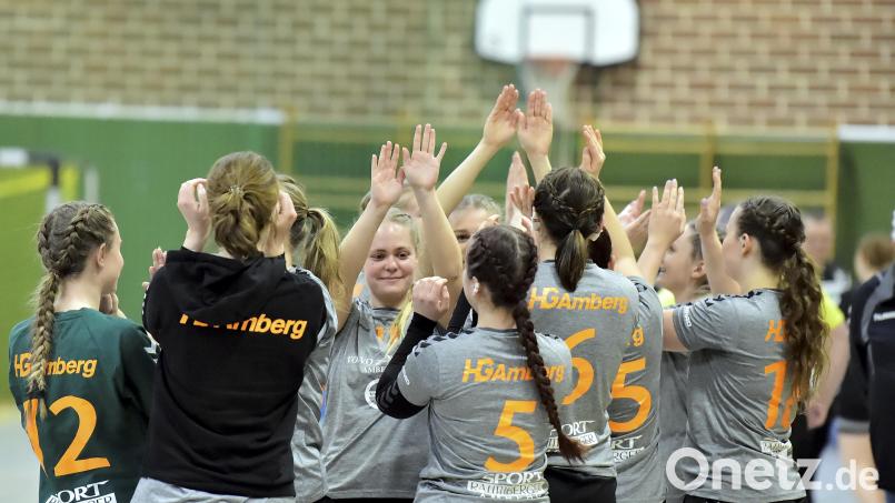 Die Handballerinnen der HG Amberg klatschen sich ab. Für sie beginnt die Abstiegsrunde mit einem Heimspiel gegen den HC Hersbruck. Archivbild: Hubert Ziegler