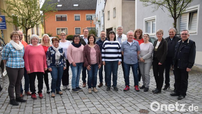 Die Pfarreiengemeinschaft Ensdorf-Rieden-Vilshofen verabschiedet ausscheidende Pfarrgemeinderatsmitglieder. Mit dabei Pfarrer Slawomir Niemczewski (rechts) sowie die neuen Pfarrgemeinderatssprecher Josef Weinfurtner (Rieden), Agnes Graf (Ensdorf) und Veronika Edenharter (Vilshofen). Bild: bö