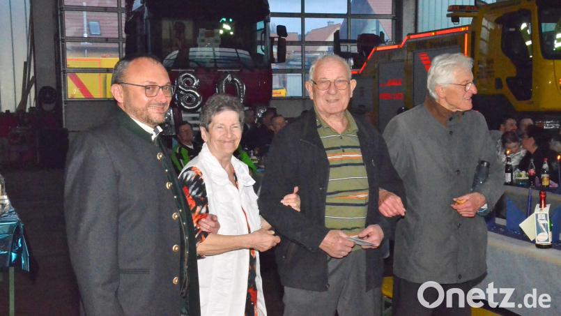 Gemeinsam schunkeln Pfarrer Georg Hartl (rechts), Bürgermeister Markus Bauriedl und Ehefrau Hannelore Balk (von links) an der Seite von Geburtstagskind Josef Balk zu den Klängen des Vereinsorchesters. Bild: fjo