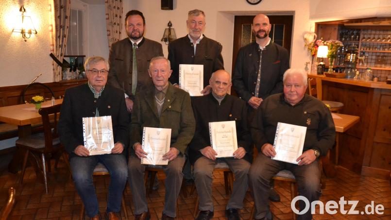 Die beiden Vorsitzenden Christian Ertl (hinten, links) und Sascha Freymann (hinten, rechts) ehrten treue Mitglieder für 25-, 40-, 50-, 60-jährige Treue. Karl Eckl aus Moosbach (vorne, Zweiter von rechts) wurde sogar für 65 Jahre Mitgliedschaft ausgezeichnet. Hans-Peter Klünner (hinten, Mitte) führt bereits seit 45 Jahren die Vereinskasse. Bild: gi