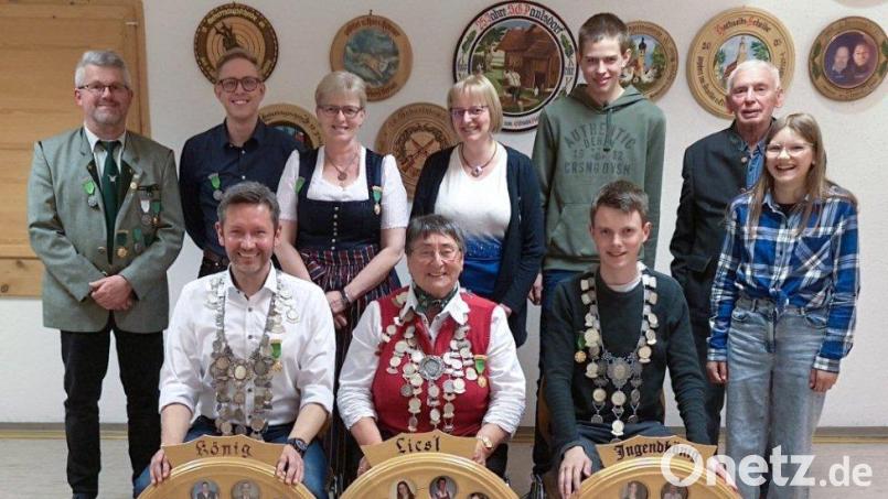 Die neuen Regenten der Schützengesellschaft Paulsdorf (vorn, von links): Schützenkönig Daniel Liegl, Schützenliesl Anna Meiler und Jugendkönig Luca Püschl; hintere Reihe (von links): Zweiter Ritter Christian Schörner, Erster Ritter Andreas Schwarz, Zweite Zofe Ingrid Singer, Erste Zofe Tanja Singer, Erster Jugendritter Florian Meier, Gauschützenmeister Heinrich Fraunholz und Zweiter Jugendritter Viktoria Liegl. Bild: rst