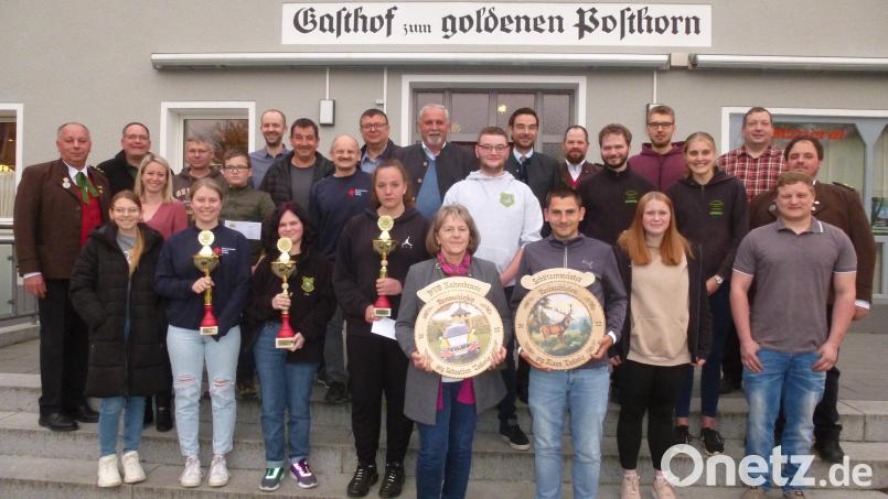 Den Pokal- -, Scheiben- und Sachpreisgewinnern des Osterschießens gratulieren auch Stephan Oetzinger und Bürgermeister Ludwig Biller (hinten, Mitte). Bild: bk