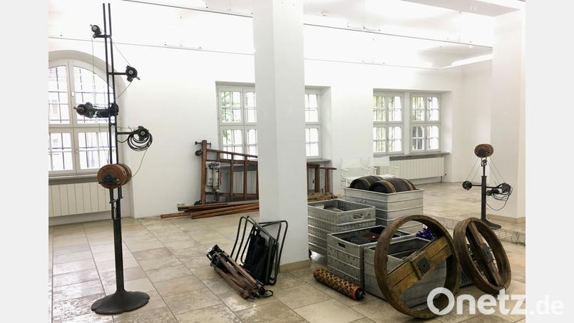 Der Kunstmaschinen-Erfinder Willi Reiche aus Remagen lud am Dienstag seine schwergewichtigen Bauteile aus dem Anhänger und fügt sie nun nach und nach zu kinetischen Kunstwerken zusammen. Bild:  Luftmuseum/Johanna Foitzik/exb