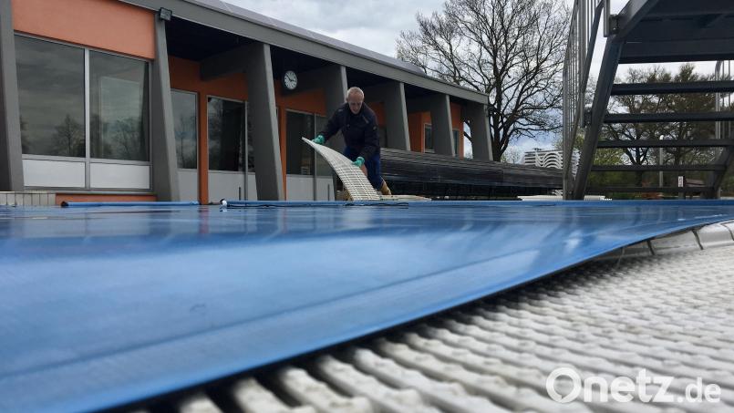 Letzte Arbeiten, bevor es am Sonntag losgeht: Hubert Horn und sein Team haben die Schwimmbecken schon hergerichtet. Bild: upl