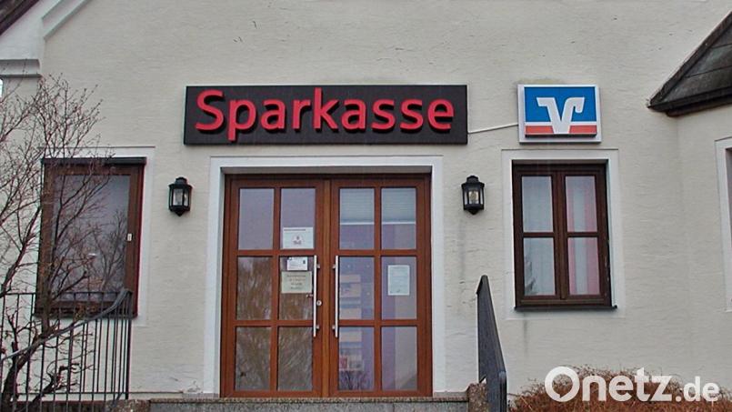 Im Sparkassen-Gebäude soll eine neue Bücherei untergebracht werden. Ob die Beschilderung so erhalten bleibt und ergänzt wird, ist nicht bekannt. Bild: ld