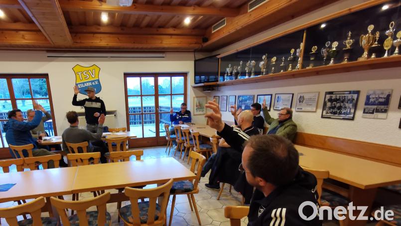 Einstimmig lösten die Mitglieder nach zehn Jahren die Jugendfördergemeinschaft auf und bestimmten Jens Ketscher (hinten rechts) aus Moosbach und Benjamin Heider (stehend) aus Eslarn zu Liquidatoren. Bild: gz