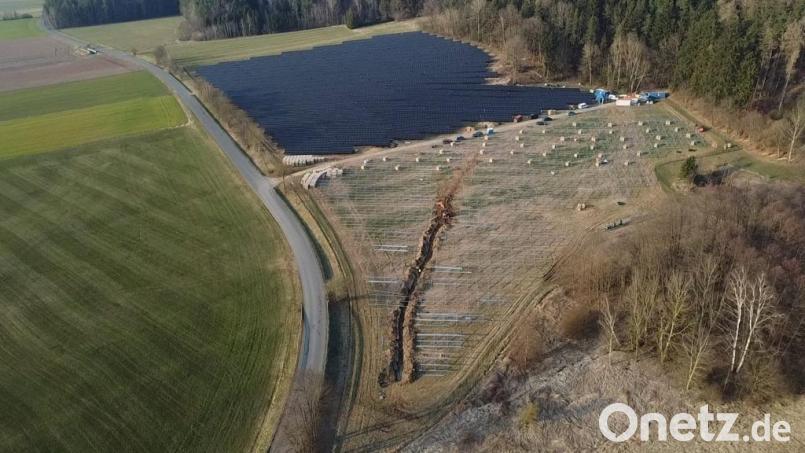 Anfang April baute die Firma von Maximilian Burger bei Irchenrieth die ersten Solarmodule auf. Die Fläche unterhalb ist mittlerweile auch bestückt. Am 25. April geht die Anlage mit 5,1 Megawatt ans Netz. Luftbild: Enmag/exb
