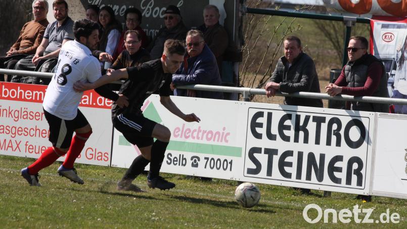 Seit dem 2:1-Sieg bei der SpVgg Selb vor knapp eineinhalb Wochen ist beim TSV Konnersreuth (schwarze Trikots) der Wurm drin. Bild: Andreas Pöhner