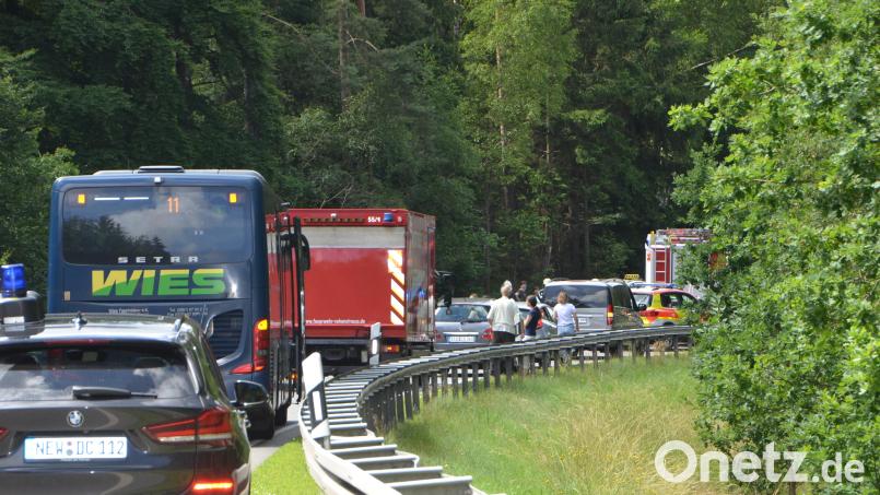 Nach einen Zusammenstoß auf der B22 bei Willmering ist die Bundesstraße kurzzeitig komplett gesperrt. Symbolbild: dob