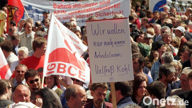 Rund 4000 Menschen versammelten sich am 1. Mai 1998 auf dem Münchener Marienplatz zur zentralen Kundgebung des Deutschen Gewerkschaftsbundes (DGB). Archivbild: Frank Mächler