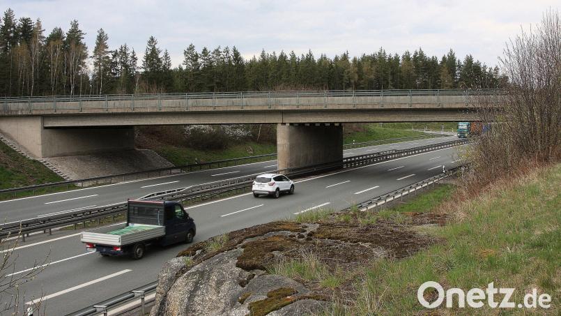 Auf der Autobahn A93 bei der Anschlussstelle Falkenberg kann es in den nächsten Wochen zu Verkehrsbehinderungen kommen. Grund: Der Pfeiler an der Brücke wird saniert. Bild: wro