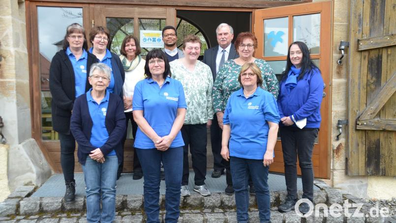 Rita König, Petra Tretter, Anni Lautenbacher (vorne von links), Theresia Horn, Doris Kellner, Helga Pöllath, Martina Amtmann und Irene Schmidt (dahinter von links) bilden weiterhin die Führungsriege des Frauenbundes. Bezirksvorsitzende Elke Burger, Pfarrvikar Justin Kishimbe und Zweiter Bürgermeister Albert Sollfrank (hinten von links) dankten für das Engagement. Bild: ak