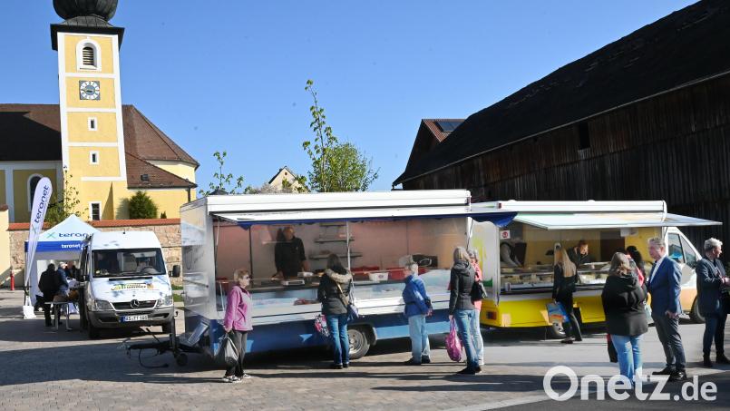 Besser hätte der erste Wochenmarkt auf dem Poppenrichter Dorfplatz nicht laufen können. Back-, Wurst und Fleischwaren sowie Käse sind ziemlich schnell ziemlich ausverkauft. Bild: gf