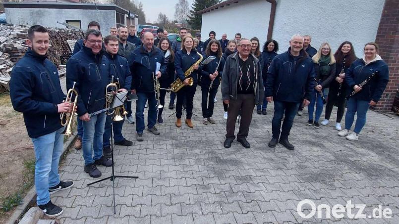 Die Stadt- und Jugendblaskapelle Bärnau gratulierte Manfred Walter zum 75.Geburtstag. Bild: Dietmar Völkl/exb