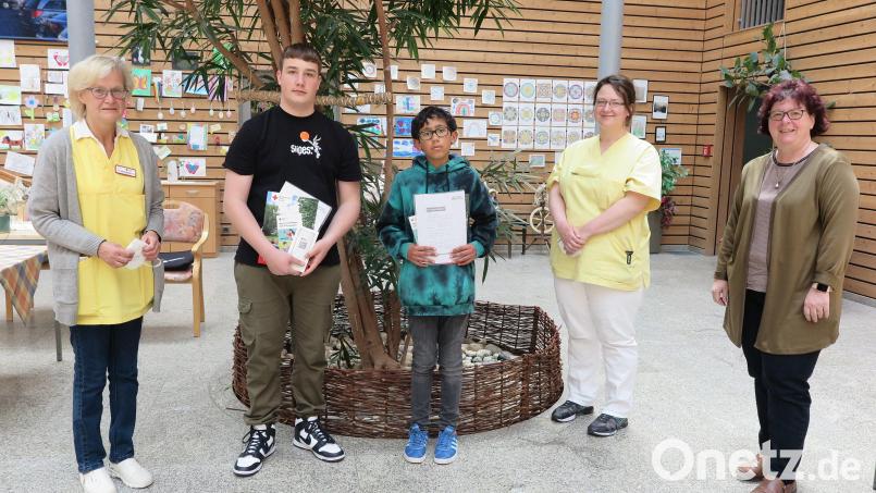 Heimleiterin Claudia Heier (rechts) freute sich, Marcel Gmeiner und Nicolei Fenn (Zweiter und Dritter von rechts) am Boys’ Day im Seniorenzentrum Haus Falkenstein begrüßen zu können. Betreut wurden sie von den Vera Asberger (links) und Ruth Potzel (Zweite von rechts). Bild: jzk