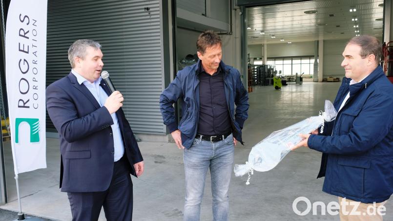 "Schlüsselerlebnis bei Rogers": Die Markgraf-Vertreter Gerald Etterer und Matthias Biersack wünschten Rogers-Geschäftsführer José Menendez bei der obligatorischen Schlüsselübergabe eine glückliche Zukunft des Unternehmens. Bild: do