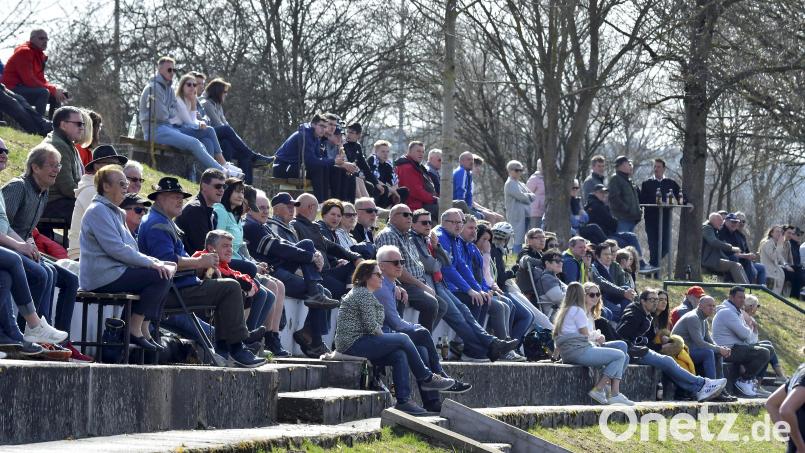 Endlich wieder ein Heimspiel: Die Fans des SV Hahnbach sehen ihre Mannschaft am Sonntag gegen einen bereits feststehenden Absteiger. Archivbild: Hubert Ziegler