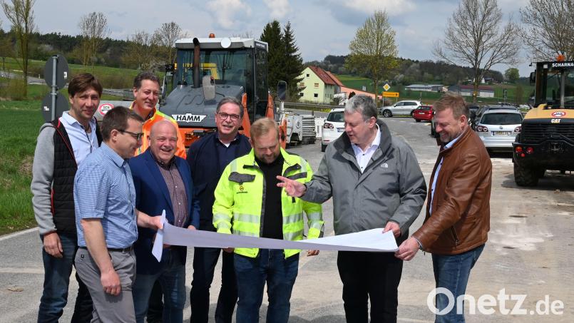 Bei dem Pressetermin waren vor Ort (von links): Martin Sichelstiel (stellvertretender Sachgebietsleiter im Tiefbauamt des LRA), Matthias Kalb, Leiter des Tiefbauamts des LRA, Reinhard Standecker (Planungsbüro Renner &amp; Hartmann), Wolfgang Scharnagel, Erwin Schall (Renner &amp; Hartmann), Daniel Scharnagel, Landrat Richard Reisinger sowie der Freudenberger Bürgermeister Alwin Märkl. Bild: gf