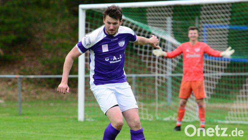 Alles im Griff hatte der TSV Detag Wernberg zuletzt beim 3:0-Sieg beim FC OVI-Teunz. Im Heimspiel gegen die SpVgg SV Weiden II soll der nächste Dreier her. In dieser Szene setzt sich Alexander Luff gegen den am Boden liegenden Fisnik Leka (OVI-Teunz) durch. Bild: ham