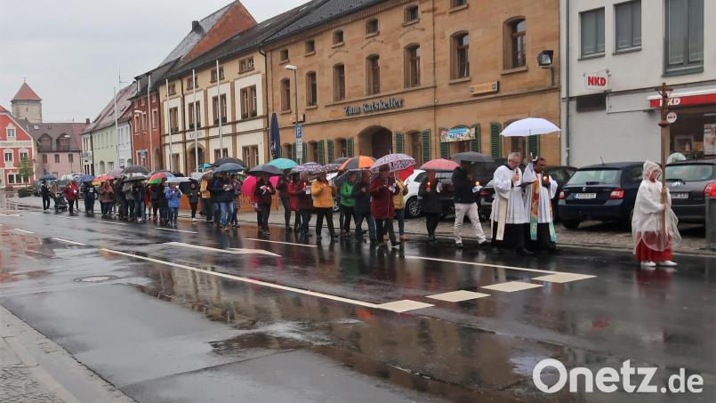In einer Lichterprozession ziehen die Gläubigen der Pfarreiengemeinschaft Vilseck-Schlicht-Sorghof zur Pfarrkirche St. Ägidius, wo man gemeinsam um den Frieden betet. Bild: rha