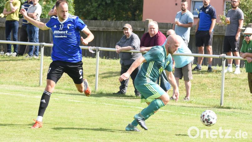 Routinier Thomas Wildenauer (rechts, Szene aus dem Vorrunden-Heimspiel gegen den ASV Vach) hat sich im Training einen Bänderriss zugezogen und fehlt dem SV Mitterteich gegen den BSC Woffenbach und im Saison-Endspurt. Archivbild: Gebert