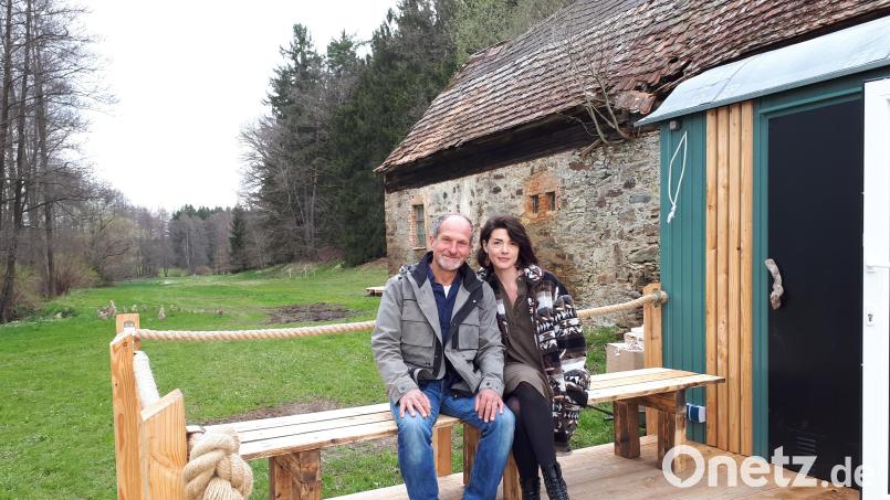 Melanie-Maria Stark und Jörg-Udo Kepplinger vor dem Bauwagen neben der Troglauermühle. Das Anwesen bei Schachten soll zum Heil- und Naturzentrum entwickelt werden. Der Betrieb startet mit einer mobilen Lösung. Bild: pz