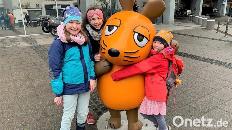 Die Freude an und mit der Maus gab es für (von links) Mona, Marie und Finja Völkl bereits vor dem WDR-Studio in Köln. Bild: Familie Völkl/exb