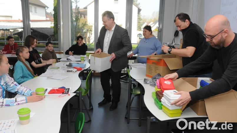 In der Willkommensgruppe verteilten Michael Sandner vom Amberger Verein &quot;Zammhaltn&quot;, WHR-Chef Martin Zimmermann (von rechts) und Landrat Richard Reisinger die Geschenke an die Jugendlichen. Die extra eingestellte Lehrkraft Iryna Synytska (Dritte von rechts) übersetzte ins Ukrainische. Bild: ige