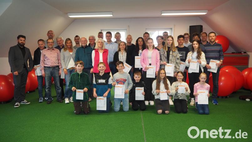 Zur Verleihung der Sportabzeichen treffen sich die Hobbysportler im Sportheim der DJK Neustadt. Bild: krb