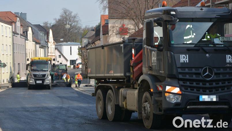Die Asphaltierung der Egerer Straße in Waldsassen musste am späten Freitagvormittag nach einem Rohrbruch unter der Fahrbahndecke unterbrochen werden. Bild: jr