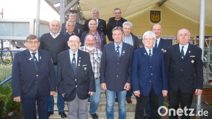 Die Führungsriege der KSK mit dem neuen Vorsitzenden Karl Stahl (vorne, links) und den Geehrten. Ihnen gratulieren Vize-Bezirkschef Alfons Betzl und Kreisvorsitzender Heinrich Scheidler (hinten, Zweiter und Dritter von rechts). Bild: bk