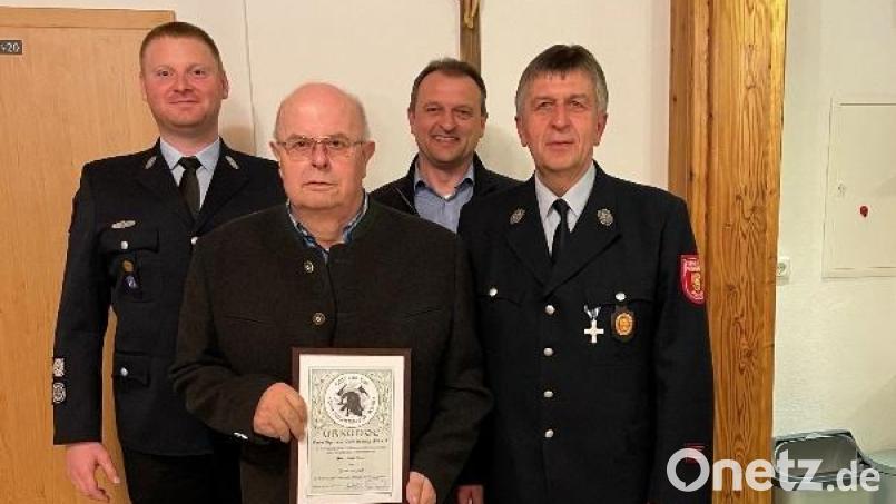 Kommandant Matthias Maier, Ehrenmitglied Josef Baier, Bürgermeister Anton Kappl und Vorsitzender Hans Kellner (von links) kommen bei der Jahreshauptversammlung zusammen. Bild: Yasmin Kellner/exb