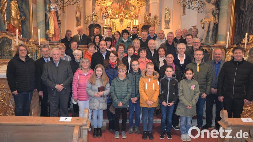 Die Angehörigen mehrerer Jahrgänge trafen sich zur Feier der Jubelkommunion in der Pfarrkirche in Leonberg. Mit dabei waren auch die Erstkommunikanten des vergangenen Jahres. Bild: jr