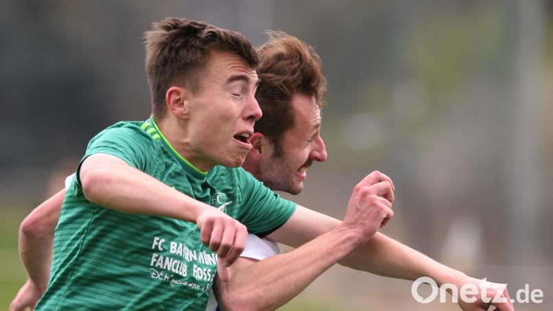 Ost-Akteur Johannes Roll (links) zeigt sich kopfballstark: Tabellenführer FC Weiden-Ost will auch die Hürde in Haidenaab nehmen und damit der Meisterschaft ein großes Stück näher kommen. Bild: Büttner, Gerhard