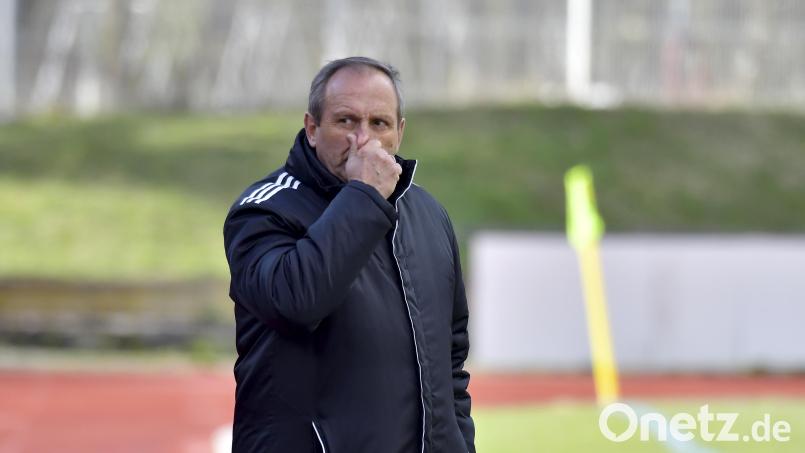 Leicht verschnupft nach der Niederlage in Straubing: Karl-Heinz Wagner, Trainer des FC Amberg Archivbild: Hubert Ziegler