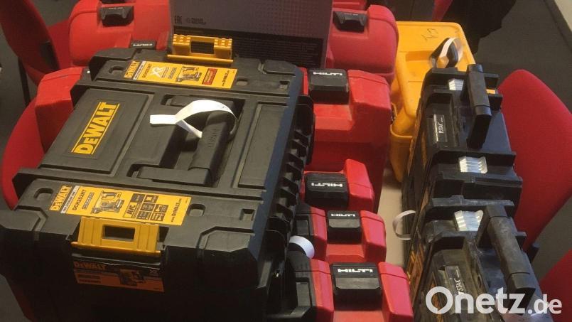 Die Polizei entdeckte 21 Akku-Baumaschinen. Der Verdacht der Hehlerei steht im Raum. Bild: Verkehrspolizei Amberg/exb