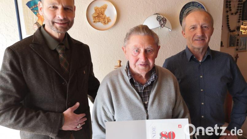 Für „unglaubliche 80 Jahre Gewerkschaftsmitgliedschaft“ in der IG Bergbau, Chemie, Energie (IG BCE) konnte Josef Sippl durch Bezirksleiter Rainer Hoffmann (links) und IG BCE Ortsgruppenvorsitzenden Josef Altmann ausgezeichnet werden.