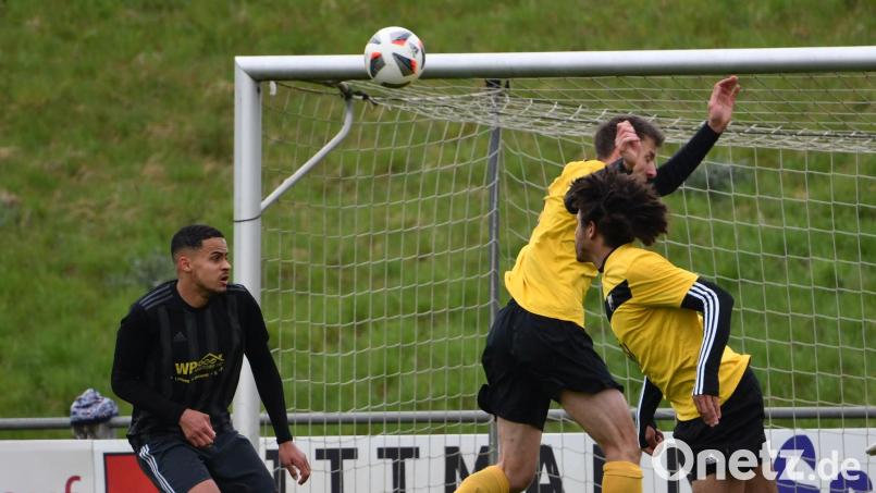 Zu oft ins Leere sprang die Abwehr des SV Kulmain zuletzt beim 2:5 gegen die SV Grafenwöhr (Szene). Im Kellerduell bei der SpVgg Schirmitz muss Kulmain am besten dreifach punkten, um den Relegationsrang nicht aus den Augen zu verlieren. Bild: Nachtigall