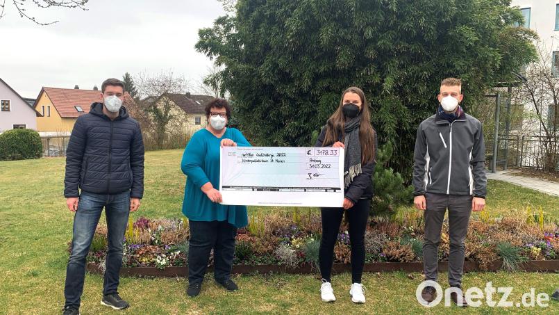 Nach dem Erfolg aus dem Vorjahr konnten die Organisatoren von &quot;run4fun&quot; dieses Jahr nun einen Scheck über 3179,33 Euro an das Kinderpalliativteam überreichen. Bild: Klinikum/Moosburger/exb