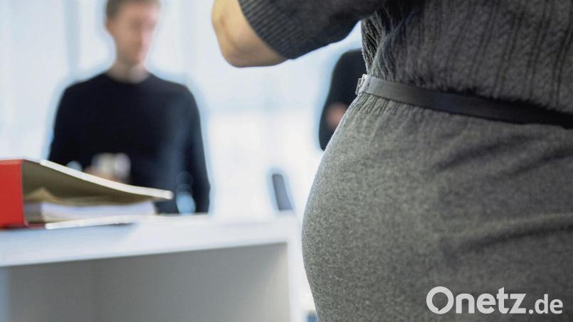 Im Gespräch mit der Führungskraft ist es hilfreich, wenn werdende Eltern genau Pläne für ihre Elternzeit haben. Symbolbild:  Andrea Warnecke/dpa