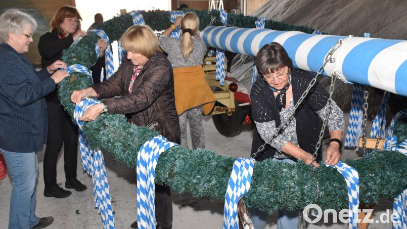 Den unteren Kranz des heurigen Maibaums schmücken weiß- blaue Bänder. Bild: hcz
