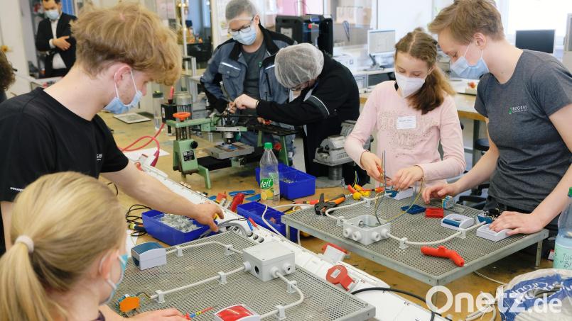 Vier technikinteressierte junge Damen bekamen beim bundesweiten Girls' Day in der Firma Rogers Einblick in technische Jobmöglichkeiten. Im Ausbildungszentrum standen Azubis den Schülerinnen beim Fertigen interessanter Werkstücke zur Seite Bild: do