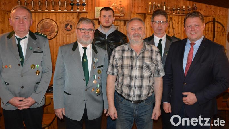 Neuwahlen standen bei den Mitterteicher Schützen an. Im Bild (von links) Schützenmeister Wolfgang Friedl, Klaus Wurdack, Philipp Roscher, Heinz Schneider, Ernst Hampel und Bürgermeister Stefan Grillmeier. Bild: jr