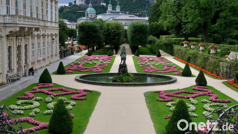 Im Mirabellgarten reicht der Blick über das symmetrische Gartenparterre bis zur Festung Hohensalzburg. Bild: Daniela David/dpa