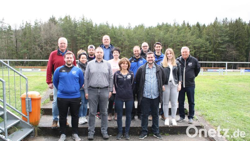 Patrick Gebhardt (Vierter von rechts, neben Vizevorsitzender Martina Breundl) löst Alfons Hallmann (links) als Vorsitzenden des SC Schwarzenbach ab. Im Amt bestätigt wurden unter anderem Schriftführer Peter Ade (Fünfter von links), Fußballabteilungsleiter Fabian Melzner (Sechster von rechts), Fußball-Jugendleiterin Melanie Haslop (Dritte von links) und Frauenbeauftragte Hana Frouz (Siebte von links), Bild: bjp