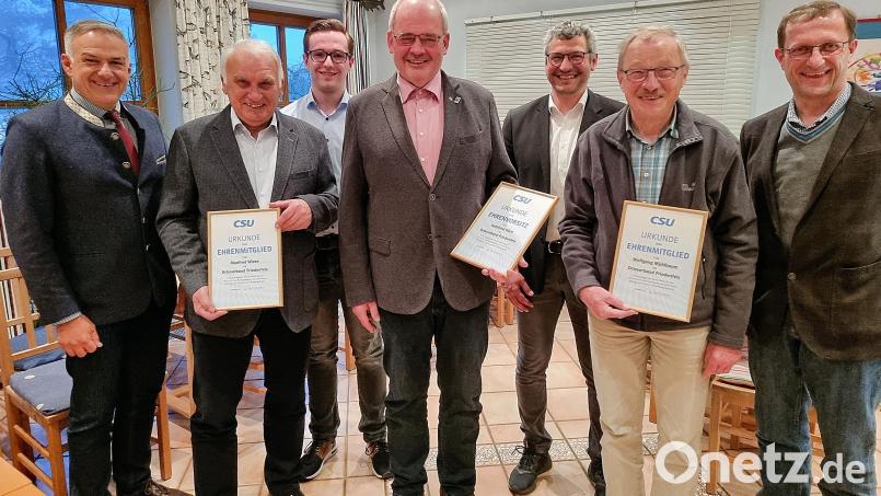 Besondere Ehrungen gab es für drei Mitglieder des CSU-Ortsverbandes Friedenfels. Im Bild (von links) Landrat Roland Grillmeier, Manfred Wiese, stellvertretender Ortsvorsitzender Adrian Käß, Gottfried Härtl, Fraktionssprecher Uwe Heider, Wolfgang Mühlbauer und Ortsvorsitzender Christian Mitterbauer. Bild: bsc