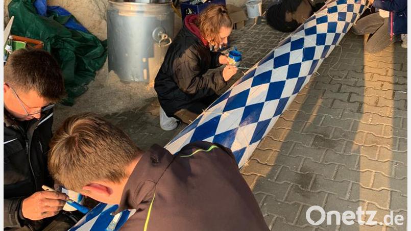 Hochkonzentriert arbeiten die Spielberger "Maibaummaler". Bild: fvo