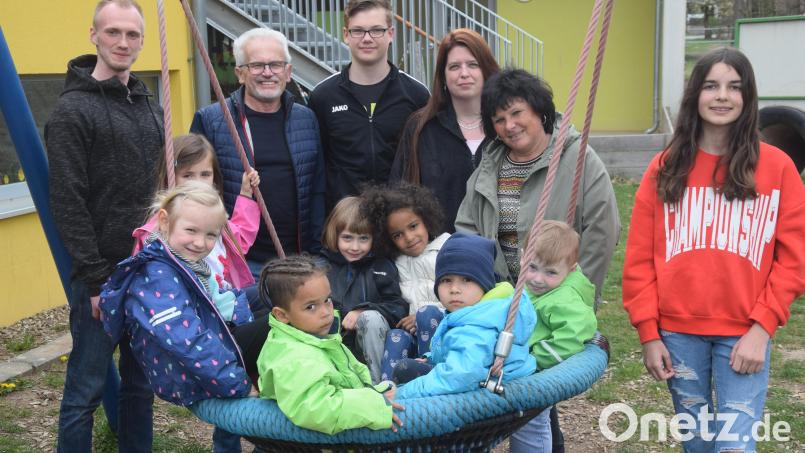 Für das Kinderhaus Rasselband und die Ministranten gab es jeweils 200 Euro. Der Pfarrgemeinderat hatte das Geld mit dem Verkauf von Christbäumen erlöst. Bild: fz