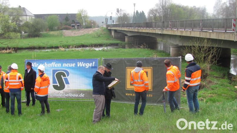 Stephan Oetzinger (Vierter von rechts) und Bürgermeister Richard Kammerer (Vierter von links) trafen sich mit Tobias Bäumler, dem Leiter des Staatlichen Bauamtes, und Hannes Neudam, (Fünfter von links), dem Abteilungsleiter Brückenbau, zum Start des Brückenneubaues über die Haidenaab. Bild: sei